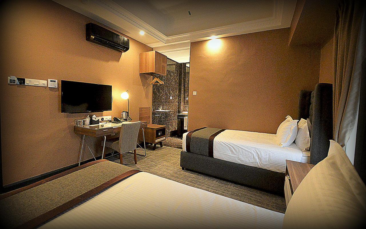 1969 Business Bandar Botani, Hotel